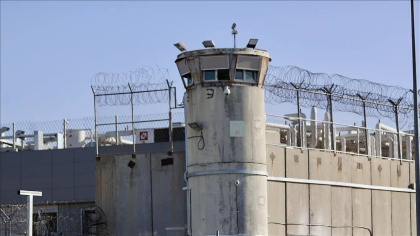 انتهاكات سجن الدامون: معاناة مضاعفة للأسيرات الفلسطينيات خلف القضبان