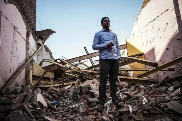 بطل للمشردين: هدم منزل مسلم أنقذ 41 رجلا حوصروا في نفق في الهند