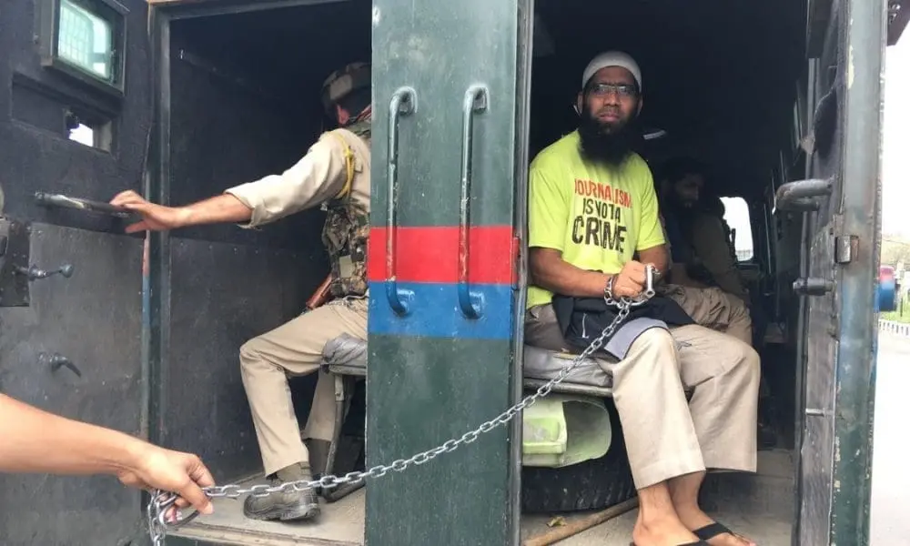 صحفي كشميري عالق في "باب الاعتقالات الدوار"