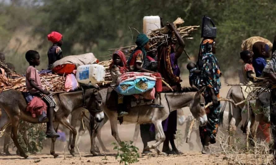 لاجئون سودانيون بالقرب من حدود السودان وتشاد.