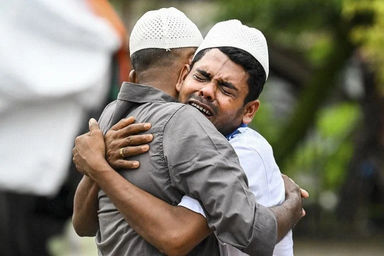 الروهينجا يتعانقون بعد مشاركتهم في صلاة عيد الفطر، بمناسبة نهاية شهر رمضان، في مأوى مؤقت في ميولابوه في مقاطعة آتشيه الإندونيسية
