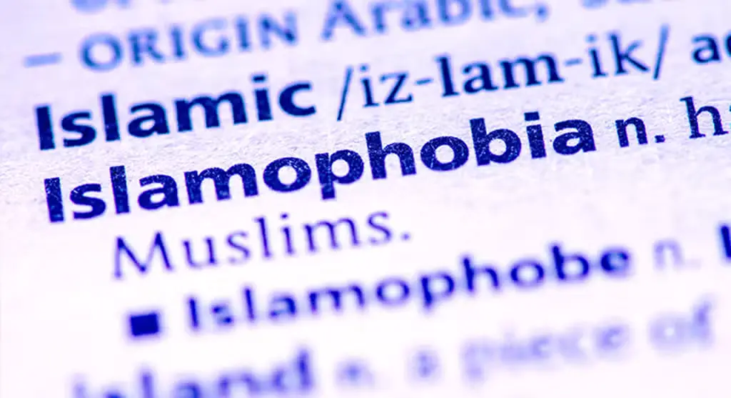 كيف يؤثر الخطاب المعادي للإسلام على الصحة النفسية للمسلمين الأمريكيين؟