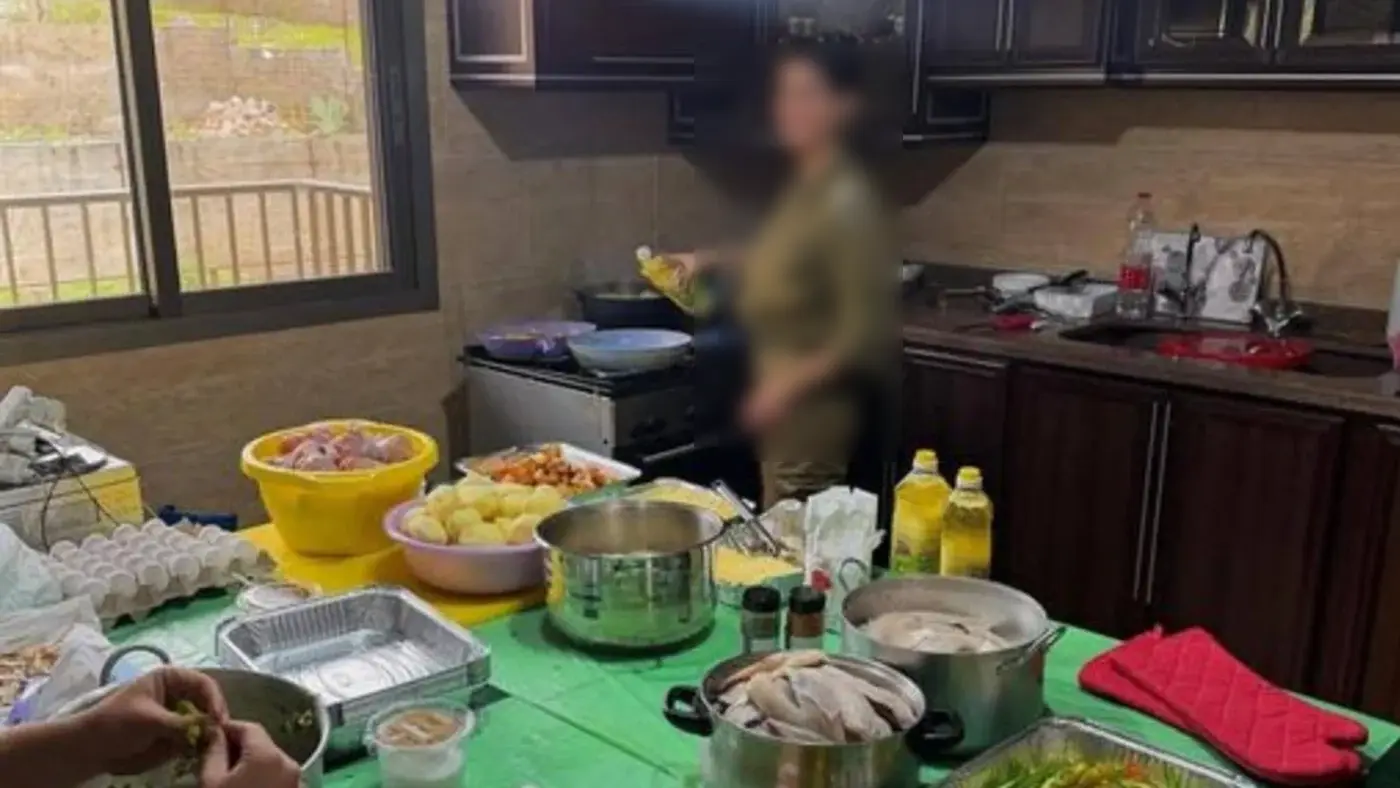 صورة لمجندة في جيش الاحتلال الإسرائيلي وهي تطبخ في بيت استولى عليه الجيش جنوب لبنان تثير موجة من الغضب