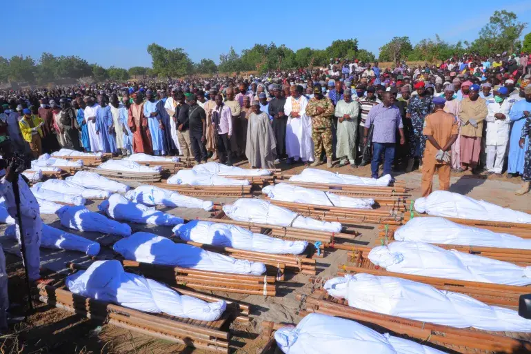 أكثر من 100 قتيل في يوم دامٍ بنيجيريا في غارات جوية للجيش على سوق مكتظة شمال غربي البلاد