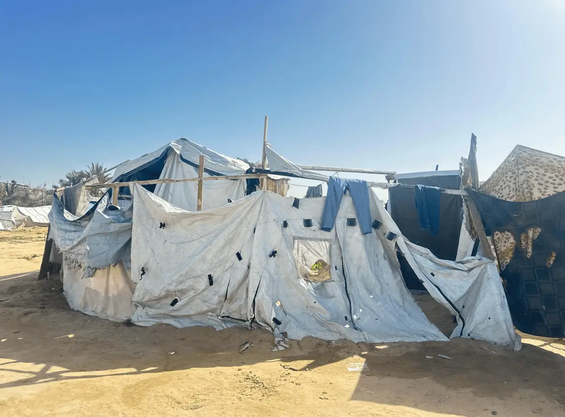 منظمات إغاثية: قيود الاحتلال الإسرائيلي على مواد الإيواء تترك نحو مليون نازح في غزة تحت حرارة الصيف القاسية