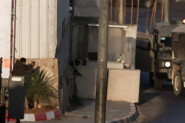 أحمد بسام الجعبة خلال الاشتباك.webp
