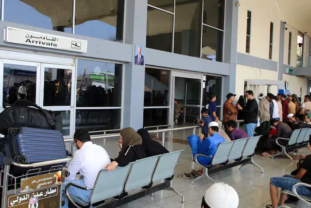 الحوثيون يقصفون مطار عدن بصاروخين باليستيين والسعودية تعلن اعتراض صاروخ يستهدف المنطقة الشرقية