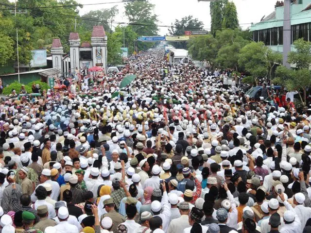 Puluhan Ribu Peziarah Mengiringi Pemakaman KH Abdullah Faqih – TUBAN NEWS ONLINE