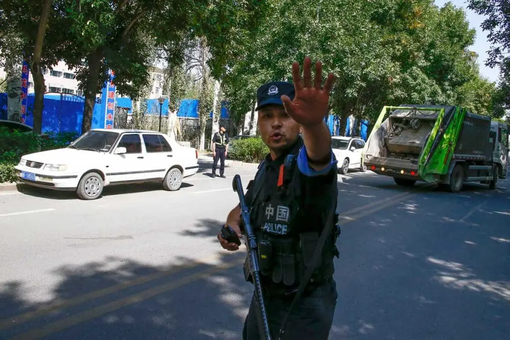 كيف تُحوّل الصين الصحراء إلى معسكرات اعتقال للأويغور؟ 5 police