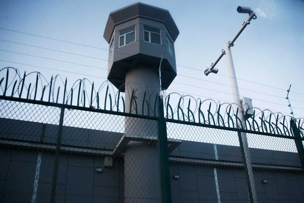 كيف تُحوّل الصين الصحراء إلى معسكرات اعتقال للأويغور؟ 6 tower