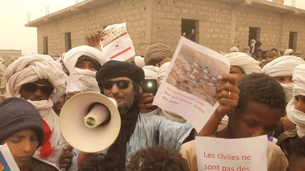 الجيش المالي والفيلق الإفريقي يستعملون قنابل عنقودية في إقليم أزواد 3 محتجون في تينزواتن