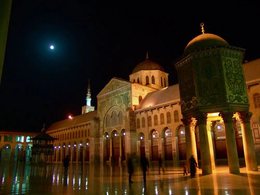 ابن تيمية.. سر الهيبة التي أرعبت خصومه وأبقت اسمه حيًا بعد سبعة قرون 4 Umayyad Mosque night
