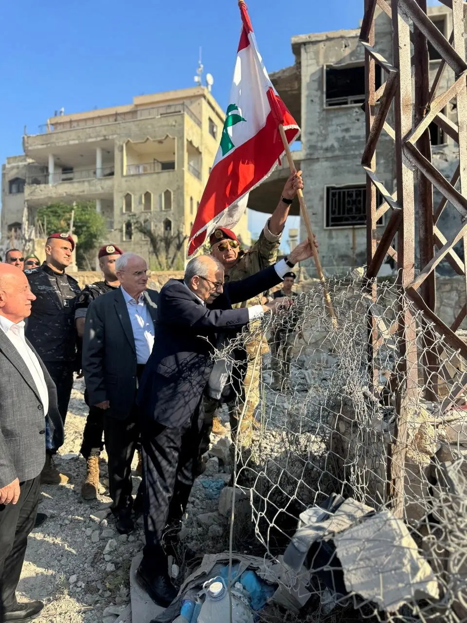 انتشار الجيش اللبناني في "المنطقة التجريبية".. وقوات الاحتلال الإسرائيلي تواصل هجماتها وسط غموض بشأن الانسحاب 1 072226lb