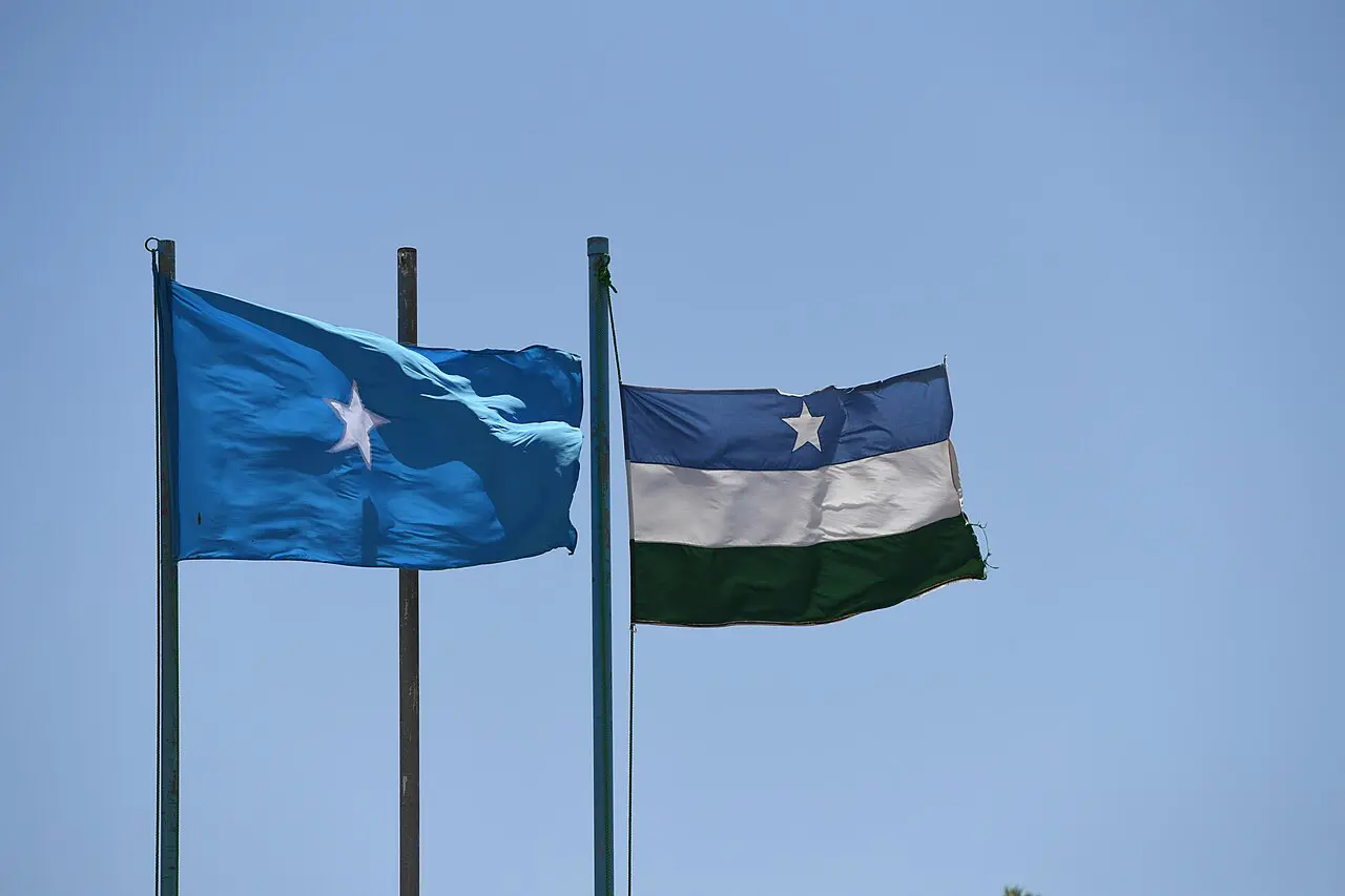 ولاية بونتلاند تتهم حكومة مقديشو بسرقة 99% من المساعدات 1 1280px Flag of Puntland and Flag of Somalia