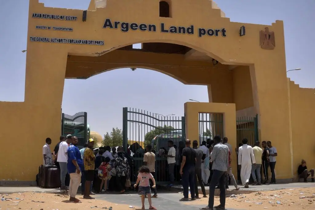 السودان يستأنف رحلات العودة الطوعية.. 1200 سوداني يعودون من مصر وسط تسهيلات حكومية 7 AA 20230427 30979402 30979392 CITIZENS CONTINUE TO MOVE FROM SUDAN TO EGYPT BY ROAD