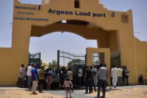 AA 20230427 30979402 30979392 CITIZENS CONTINUE TO MOVE FROM SUDAN TO EGYPT BY ROAD