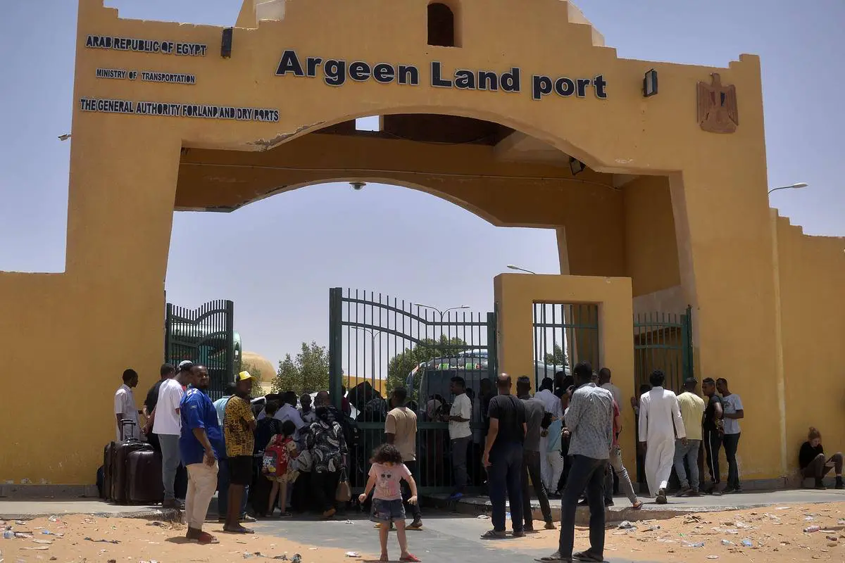 السودان يستأنف رحلات العودة الطوعية.. 1200 سوداني يعودون من مصر وسط تسهيلات حكومية 25 AA 20230427 30979402 30979392 CITIZENS CONTINUE TO MOVE FROM SUDAN TO EGYPT BY ROAD
