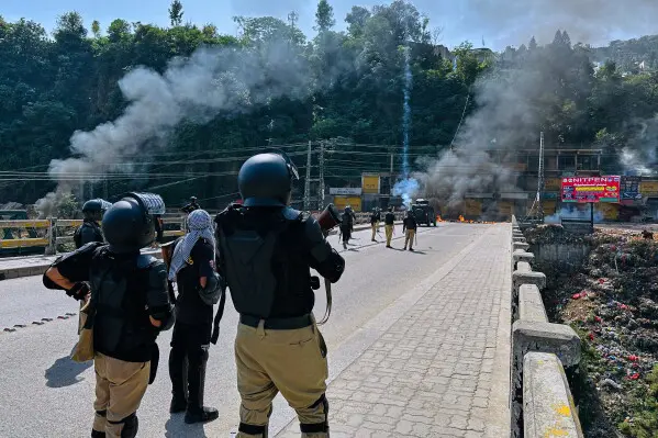 مقتل شرطي واشتباكات في كشمير الخاضعة لإدارة باكستان بعد مواجهة مع جماعة محظورة من السلطات 13 download 1