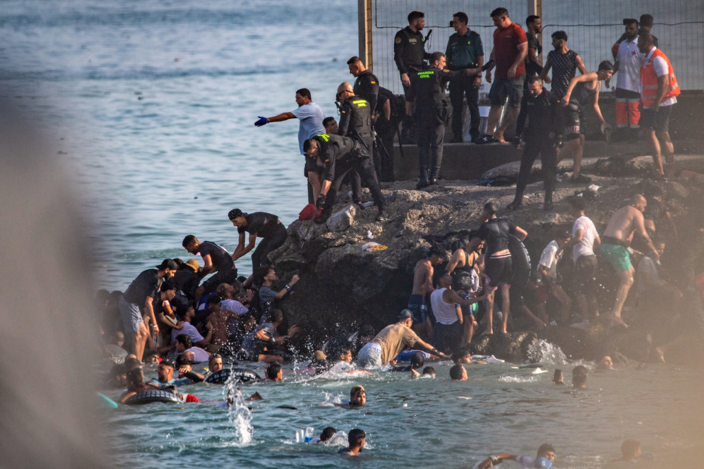 سبتة تحت الضغط.. إسبانيا تنشر الجيش بعد أكبر موجة هجرة غير نظامية من المغرب 2 image 89