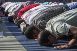 أفول "المسلم الثقافي".. تحولات الهوية الإسلامية في العصر الحديث 17 shutterstock 252420400
