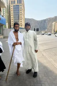 وقف يدافع عن المسجد بساق واحدة.. قصة مسلم من عكاز في نيبال إلى رحاب مكة 17 HPMw43DXUAEMW1W