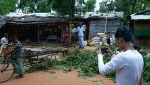 من المخيمات إلى الفضاء الرقمي.. الروهينجا يصنعون صوتًا سياسيًا جديدًا في الشتات 20 Rohingya youth taking photos 1