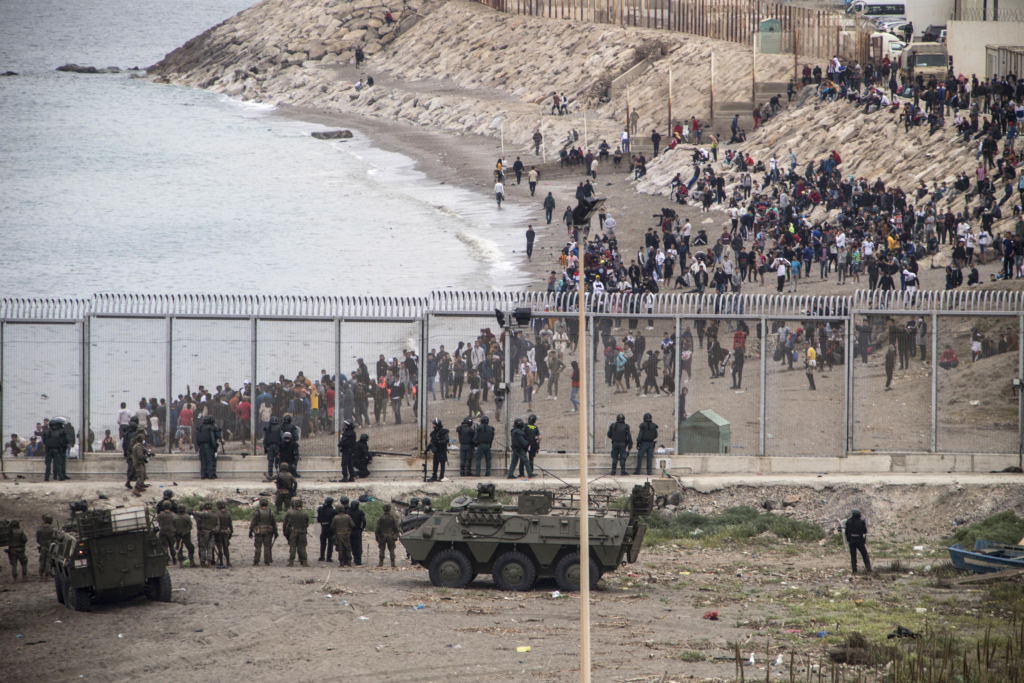مأساة سبتة تتفاقم: 72 وفاة وحاجز بحري إسباني لوقف أكبر تدفق للمهاجرين من المغرب 3 image 4
