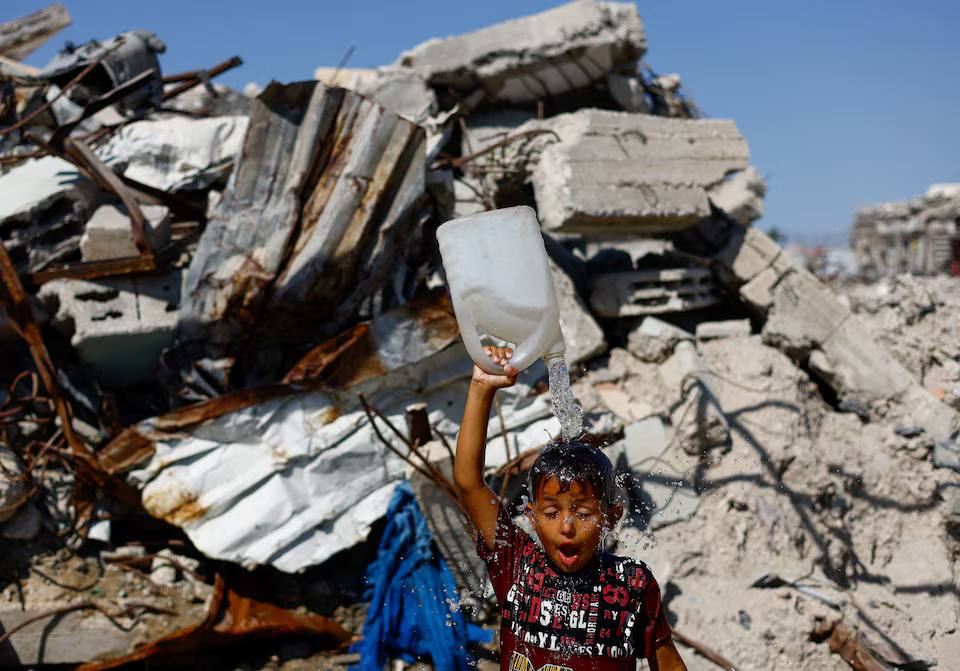 بالصور: حياة الفلسطينيين بين الأنقاض والخيام وحرائق غابات بإندونيسيا| أبرز الصور من العالم الإسلامي 6 image 73