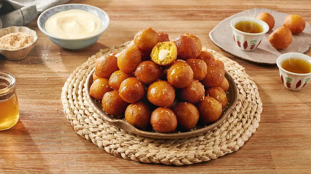 كيف أصبحت «الكيكة» لغةَ الفرح؟ العولمة التي تصنع طقوسنا من دون أن نشعر 11 luqaimat stuffed with cheese