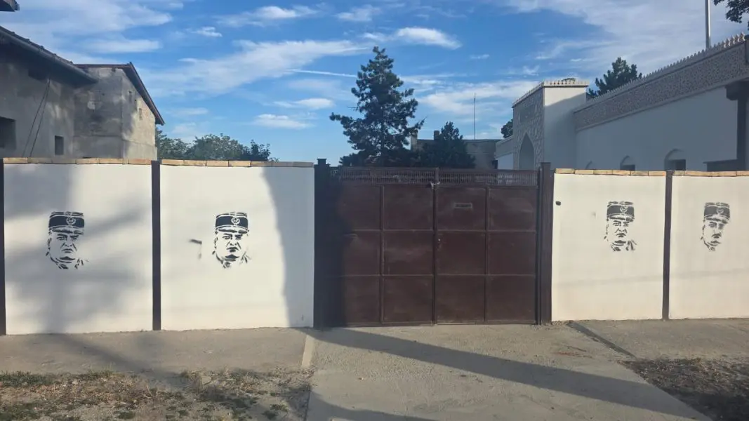 صربيا: لا تقدم بعد قرابة شهرين في التحقيق بعبارات مسيئة وصورة راتكو ملاديتش على مُصلّى إسلامي 7 ba3e5f02 b98f 4f1c 8b3b 49f445c2814c 1067x600 1