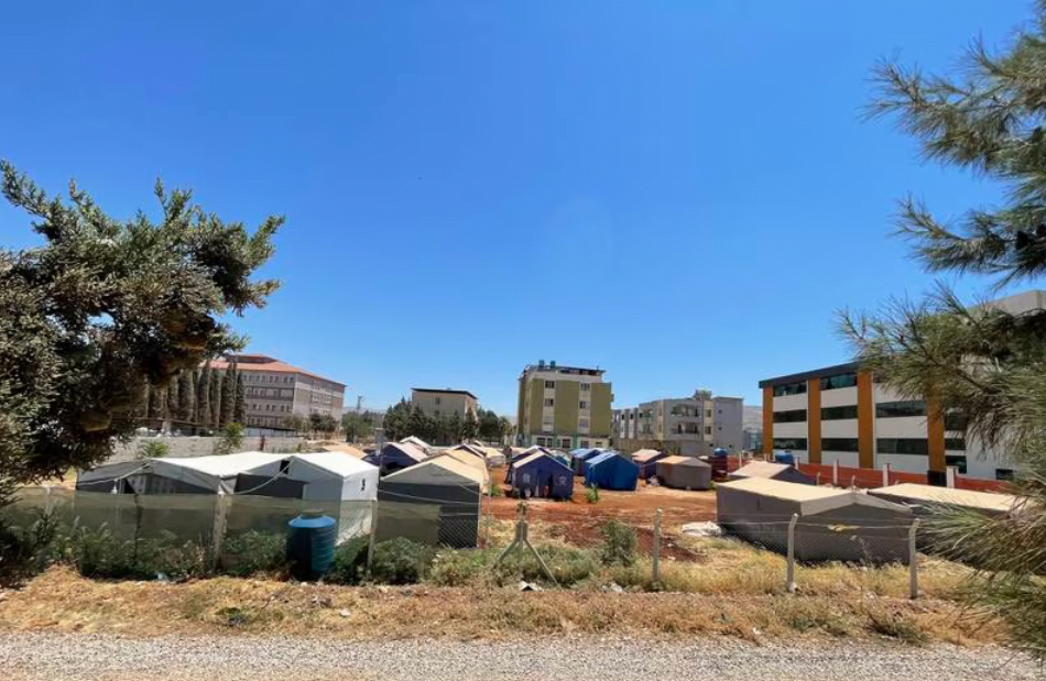 اشتداد معاناة اللاجئين السوريين بعد ما يقرب من 6 أشهر من الزلزال الذي ضرب تركيا