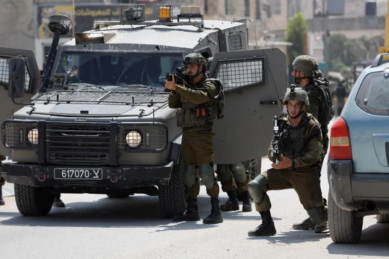 قوات الاحتلال تعتقل العشرات في الخليل وتقتل شخصين قرب رام الله في مداهمات ليلية 64 قوات الاحتلال تعتقل العشرات في الخليل وتقتل شخصين قرب رام الله في مداهمات ليلية