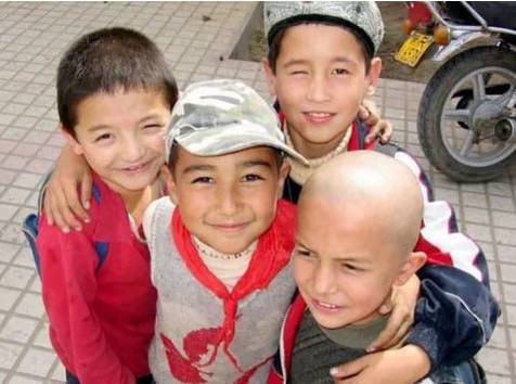 أسر الأويغور بين مطرقة الطلاق و سندان اختطاف أطفالهم