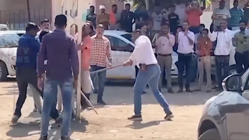 الشرطة الهندية تجلد المسلمين أمام العامة وتهدم منازلهم 1 141528 IND20221004 1665020623219.png 1