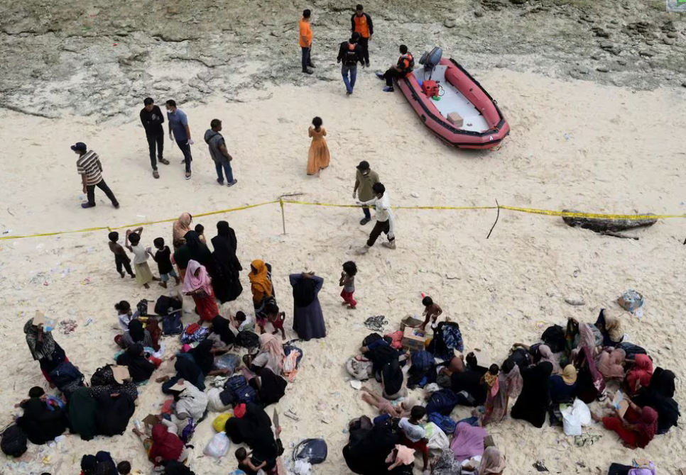 وصول المئات من الروهينجا إلى الشاطئ في إندونيسيا للانضمام إلى حوالي 1000 آخرين هذا الأسبوع 1 44