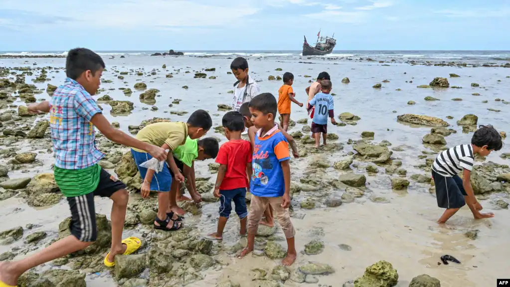 اللاجئون الروهينجا الفارون من بنغلاديش بالقوارب هذا العام أعلى رقم خلال سنة وتحذيرات من انجراف قاربين
