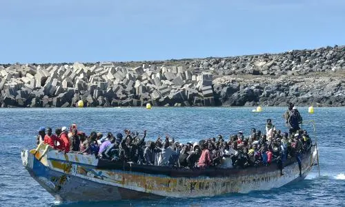 اليونان تنتهك حق اللاجئين السوريين في الحياة بإطلاق النار على سفينة تقلهم