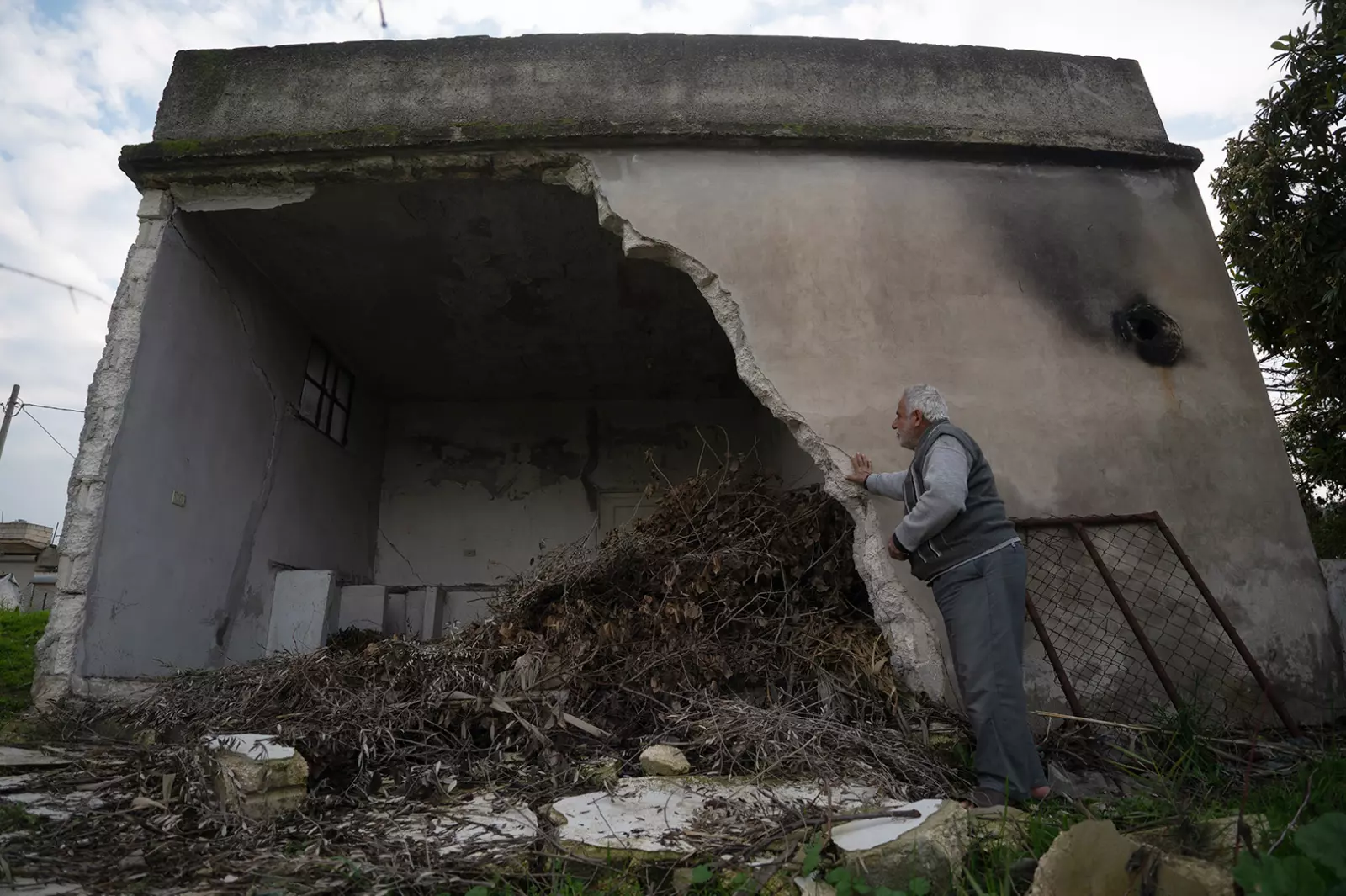 الناجون من الزلزال في شمال غرب سوريا يشعرون بالخذلان