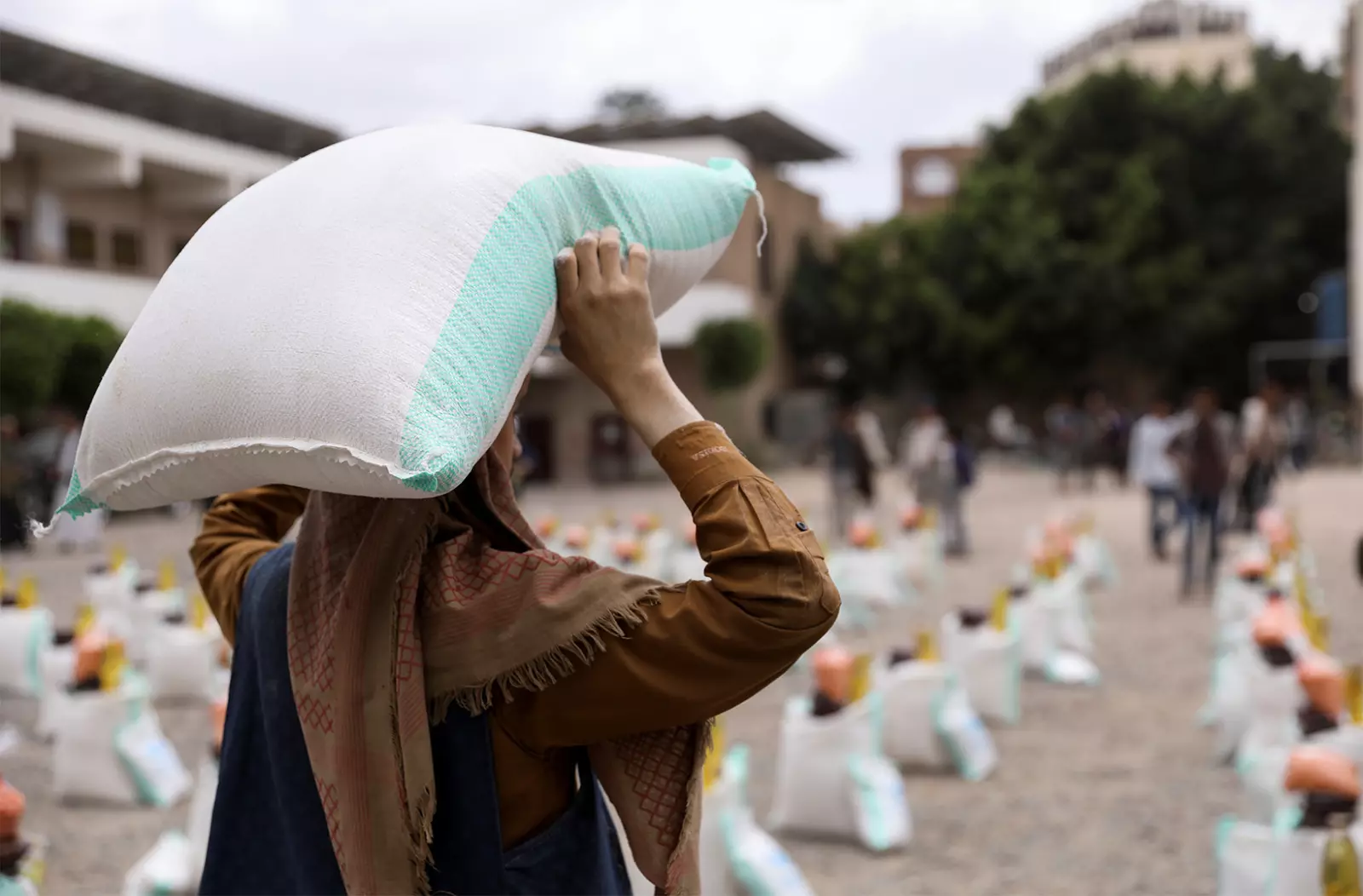 أزمة البحر الأحمر تهدد بإلقاء اليمن في “الهاوية الإنسانية”