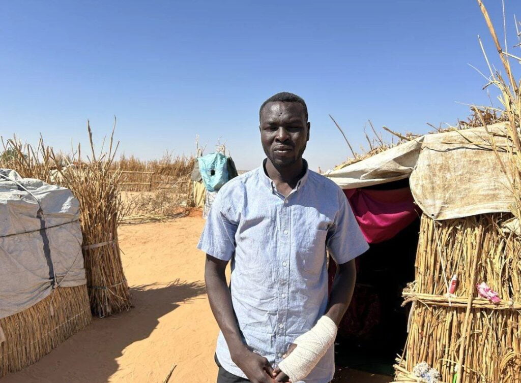 رجال الميليشيات السودانية ينفذون موجة من عمليات الخطف بحثا عن العبيد والفدية 3 حمادي أحمد آدم، 36 عاما، يعيش في مخيم للاجئين في تشاد. قال إنه أسر في مجموعة من 21 رجلا. تم أخذ أربعة منهم لاستعبادهم ، لكن تم نقل الآخرين إلى مركز تعذيب. قتل معظم الرجال لكن آدم ، الذي أصيب فقط ، هرب بلعب دور ميت