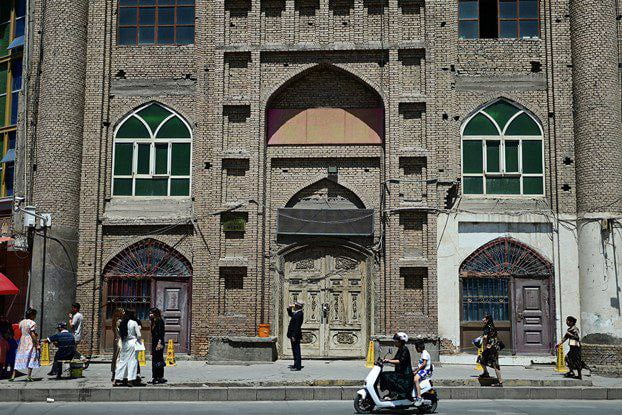 في حربها على الإسلام، تعمل الصين على "إضفاء الطابع الصيني على الإسلام" في تركستان الشرقية مع حلول شهر رمضان 3 أشخاص يمرون أمام مسجد مهجور في كاشغر في منطقة شينجيانغ شمال غرب الصين،