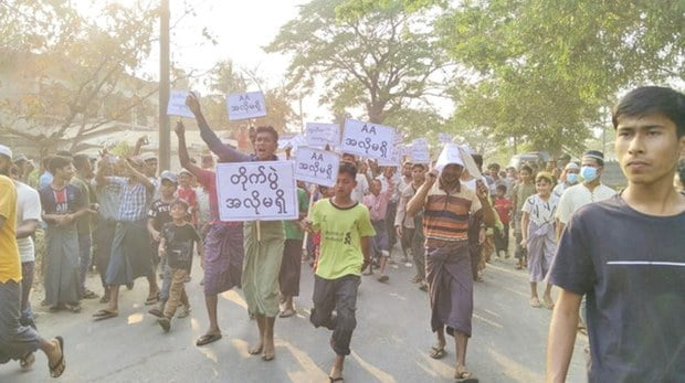 القتال في بلدات ولاية راخين يؤدي إلى نزوح 40 ألفاً من الروهينجا 61 القتال في بلدات ولاية راخين يؤدي إلى نزوح 40 ألفاً من الروهينجا
