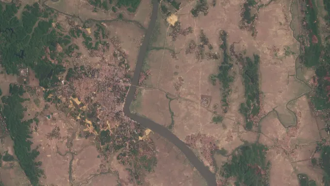 “المدينة بأكملها تحترق” بينما يجد الروهينجا أنفسهم على الخطوط الأمامية للحرب الأهلية في ميانمار