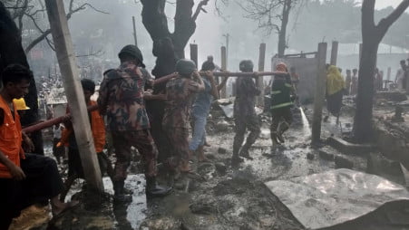 حريق مخيم أوخيا للروهينجا يلتهم أكثر من 200 منزل