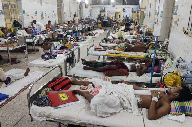 ضحايا إطلاق النار يملؤون مشرحة مستشفى في بنغلاديش وتخفيف لانقطاع الإنترنت