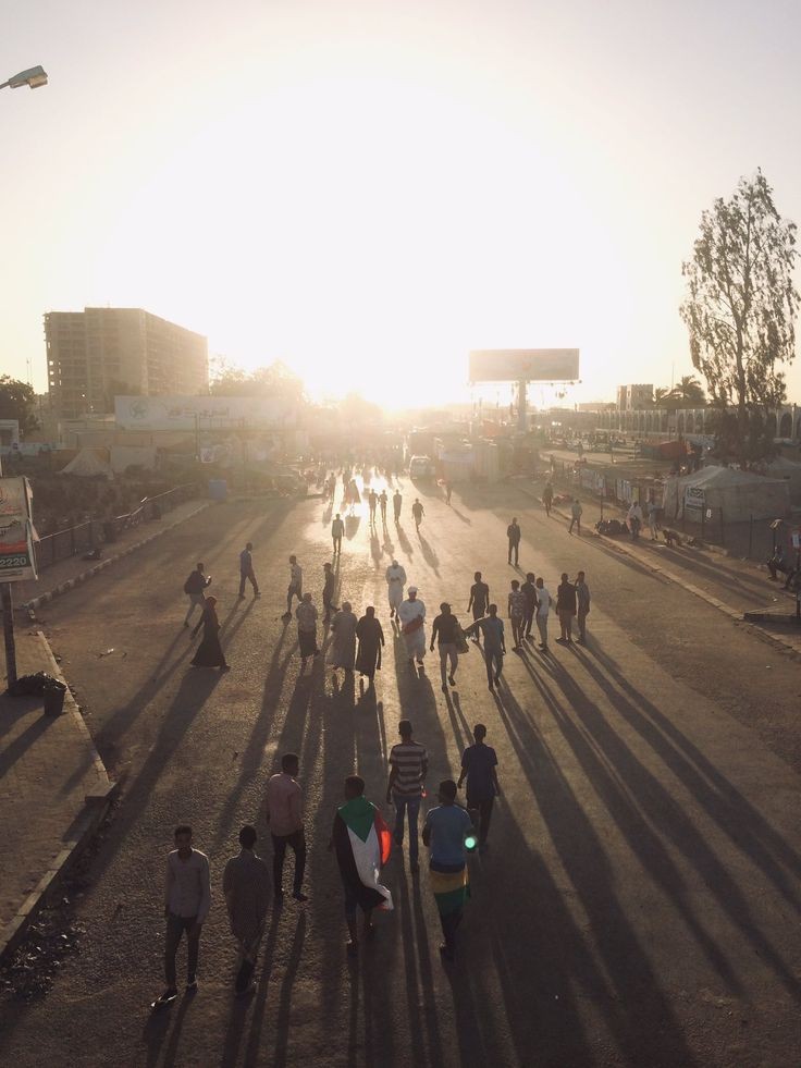 مئات اللاجئين السودانيين يفرون من الصراع إلى مخيمات في أوغندا