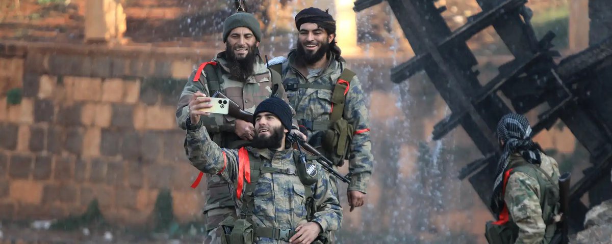 جيش من قش .. قصة سقوط بشار الأسد 1 GewhJ28WwAEhRi8