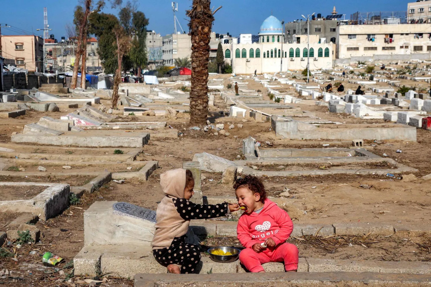 التوصل إلى اختراق حوالي منتصف الليل في الدوحة... ووضع الوسطاء المسؤولية على كلا الجانبين للموافقة على الصفقة بشأن غزة 96 التوصل إلى اختراق حوالي منتصف الليل في الدوحة… ووضع الوسطاء المسؤولية على كلا الجانبين للموافقة على الصفقة بشأن غزة