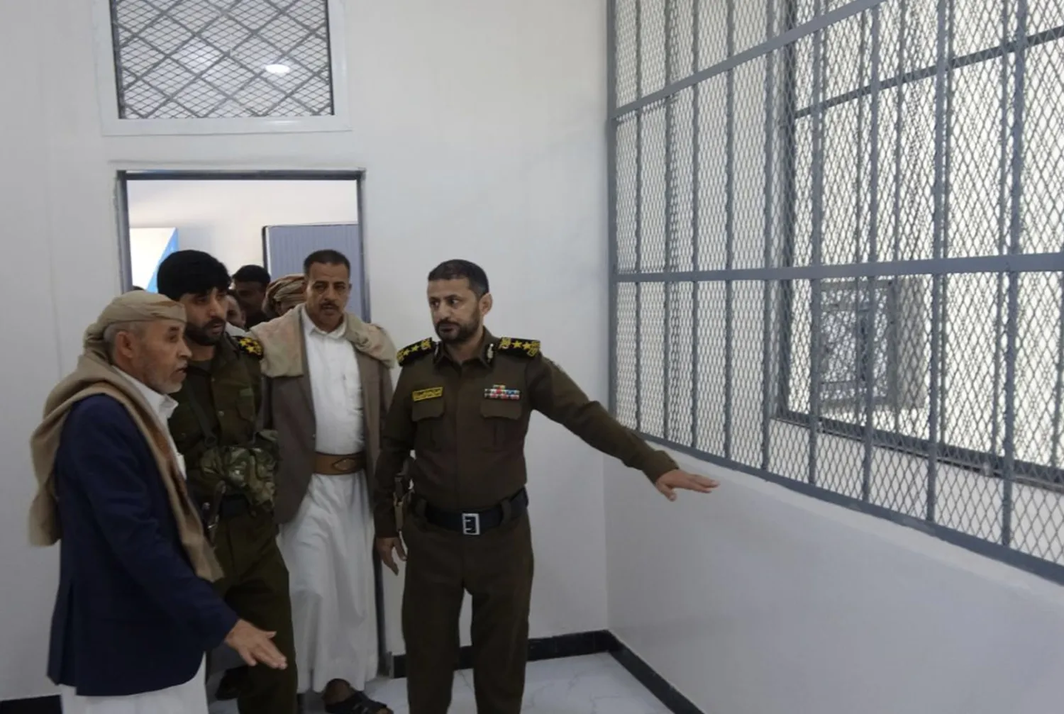 الشرق الأوسط: توسع أمني للحوثيين وقمع متصاعد وجبايات يومية في إب 27 الشرق الأوسط: توسع أمني للحوثيين وقمع متصاعد وجبايات يومية في إب