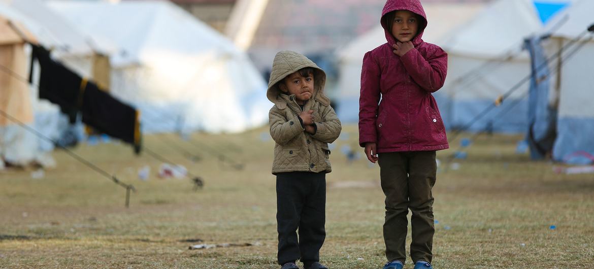 سوريا: آلاف النازحين يعودون إلى ديارهم، لكن العديد من اللاجئين ما زالوا قلقين